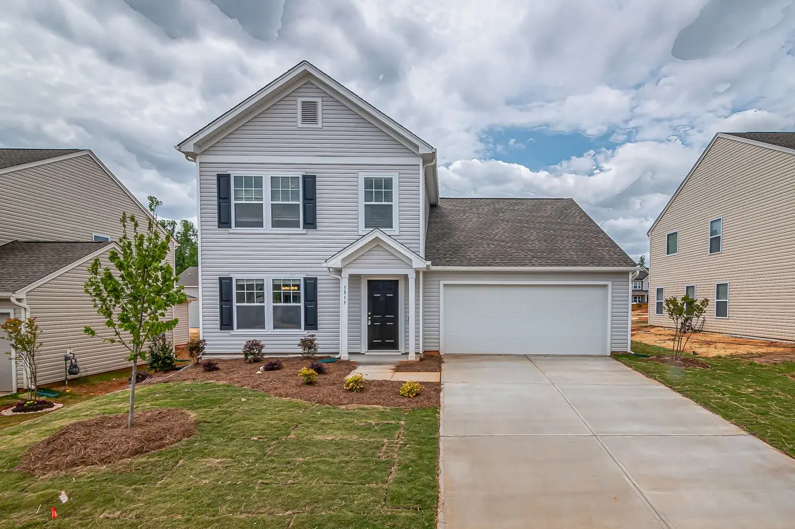 Newly built two-story house with a landscaped, the kind of home we buy in Alief