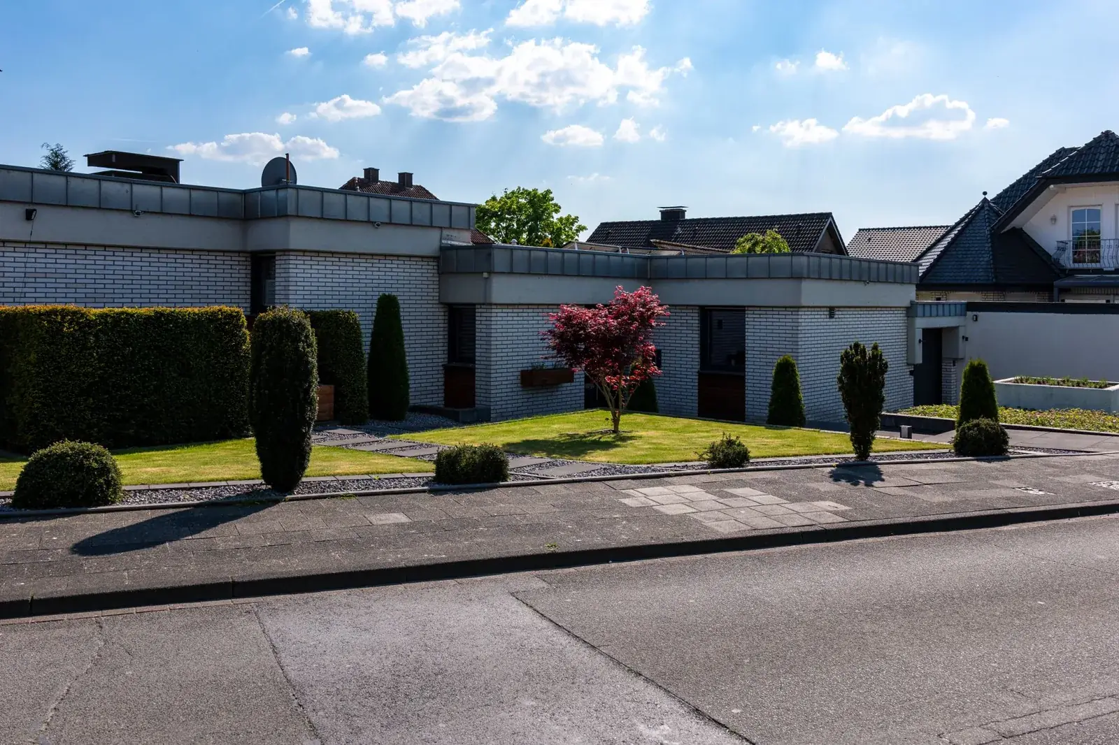 Contemporary suburban house with meticulous, the kind of home we buy in Oak Ridge North