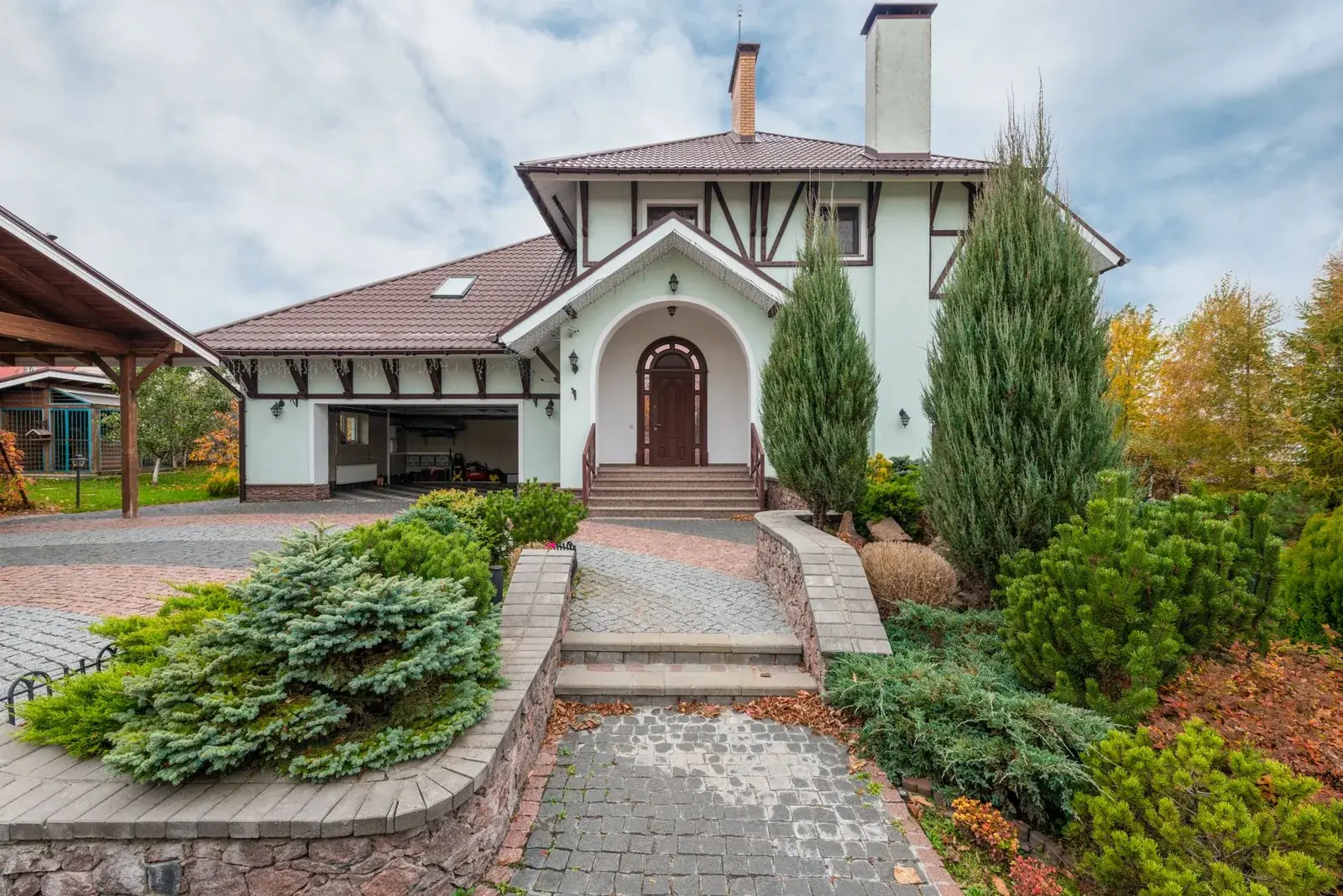 Elegant suburban house with decorative plants, the kind of home we buy in Panorama Village