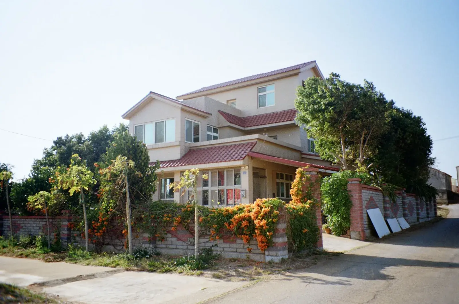 A charming suburban house with a red, the kind of home we buy in Rosharon